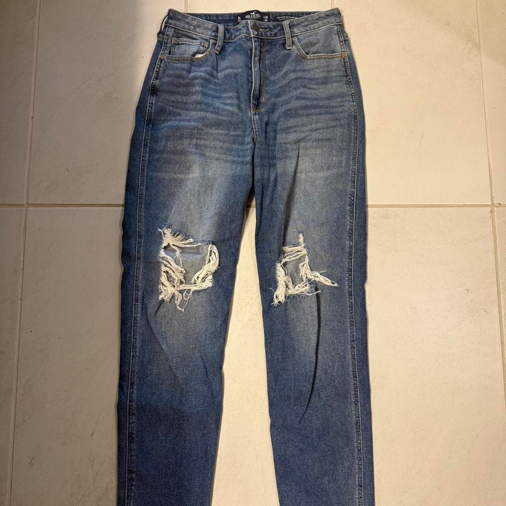 Hollister Curvy Ultra High-Rise Mom Jeans – W29 L29 – Distressed  Back to school